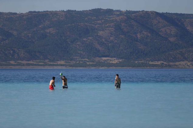 Bu g�r�nt�lerle huzur bulursunuz. G�ne� g�le veda ederken, turkuaz suya, kumsala ve size yans�mas� harika g�r�nt�ler olu�turur.'   