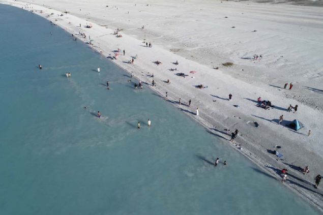 Gelin Elif Tetik Sayl�k da 'T�rkiye'nin Maldivleri'nde, g�n bat�m�nda d���n foto�raf� �ektirmenin muhte�em bir duygu oldu�unu dile getirdi. 