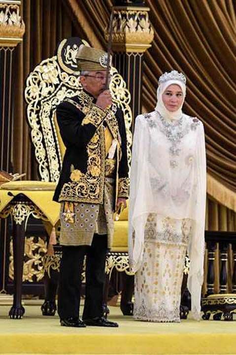 MALEZYA'DA KRAL SE��M�  <br><br>  Malezya kral�n�n g�revinin son bulmas�n�n ard�ndan toplanan ve �lkenin 9 eyalet kral�ndan olu�an Y�neticiler Konferans�, kendi aralar�nda verdikleri kararla yeni Malezya kral�n� se�iyor. 