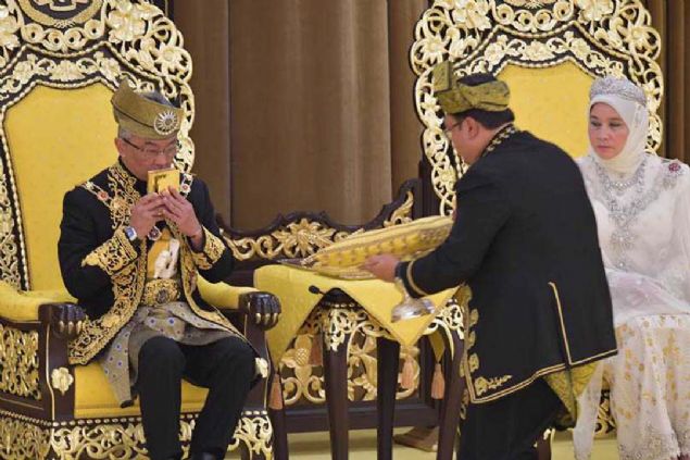 16. MALEZYA KRALI SULTAN ABDULLAH  <br><br>  1959 do�umlu Sultan Abdullah, 1975'te babas� Sultan Ahmed �ah taraf�ndan eyalet krall���n�n tek varisi ilan edildi. 