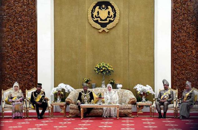 Yasama organ�na herhangi bir etkisi bulunmayan kral, sadece ba�bakan�n talebi �zerine meclisi feshedebiliyor. 