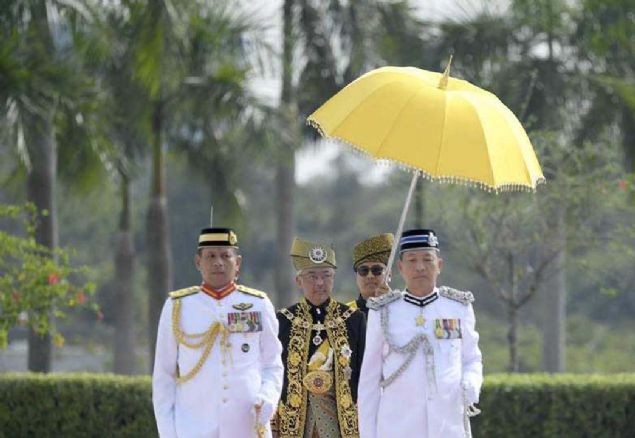 �lke y�netiminde sembolik rol� olan Malezya Kral�, yetkilerinin b�y�k �o�unlu�unu se�ilmi� h�k�metin dan��ma ve r�zas� kapsam�nda kullanabiliyor. 