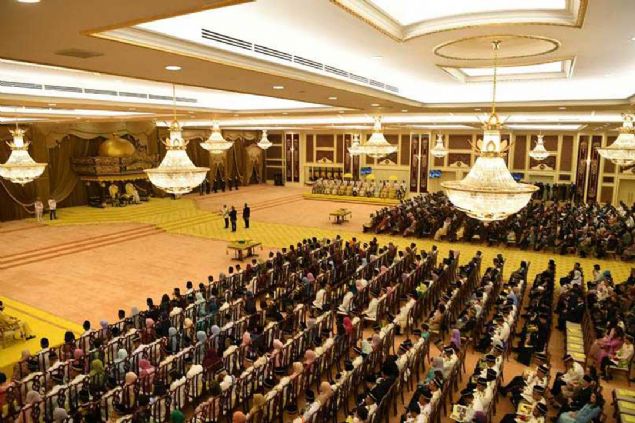 �lke bas�n�nda ��kan haberlerde Sultan Muhammed'in, ge�en y�l Rus g�zellik krali�esi Ok�ana Voyvodina ile evlenmesi nedeniyle saray�n bask�s�ndan �t�r� g�revini b�rakt��� iddia edilmi�ti. 