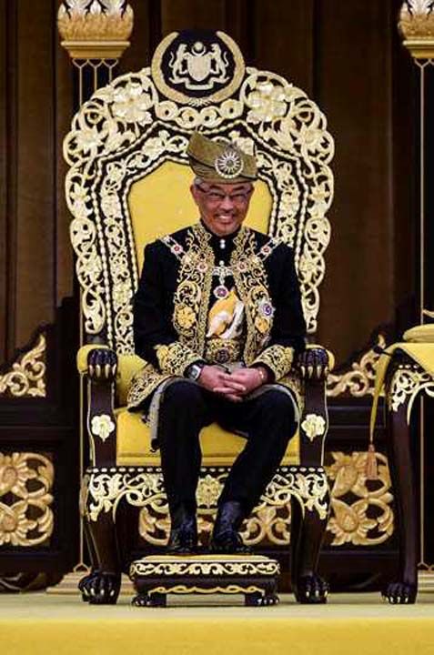 Ta� giyme g�reni i�in ba�kent Kuala Lumpur'daki Kraliyet Saray�'na (Istana Negara) gelen Sultan Abdullah ve e�i Azizah Aminah Maimunah Iskandariah, Ba�bakan Mahathir Muhammed ve yard�mc�s� Wan Azizah Wan �smail taraf�ndan kar��land�.  