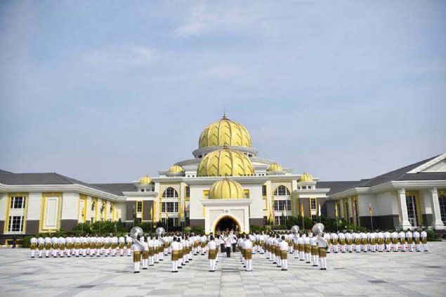 �nceki Malezya Kral� Sultan V. Muhammed'in 2 y�ll�k g�revinin ard�ndan, ocak ay�nda beklenmedik bir �ekilde taht�n� b�rakmas� sonucu Pahang Eyalet Kral� Sultan Abdullah, 24 Ocak'ta 9 eyalet kral�ndan olu�an Y�neticiler Konferans� taraf�ndan �lkenin yeni kral� olarak belirlenmi�ti.  