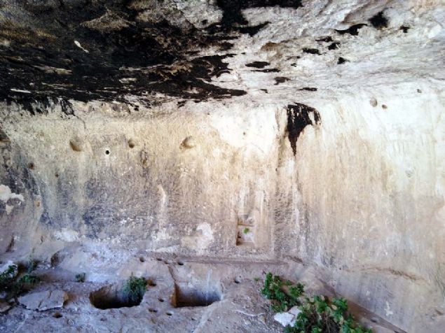 'Maarann kraliyet klt (tapnma alan) olabileceini tahmin ediyoruz.  katl ve iten merdivenle birbirine bal bu kaya yerleiminde iki farkl yerde iki yazt tespit edildi...   