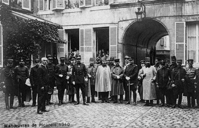 Fotorafn merkezinde, beyaz pelerinli smail Enver (Enver Paa). Onun sanda, Kolaas Mustafa Kemal, Paris Asker Ataesi Binba Ali Fethi (ak renk paltolu) 