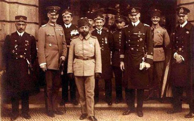 Cemal Paa, bir Almanya ziyaretinde Trk ve Alman denizcilerle. 