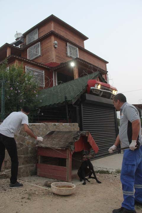 Yaklak 6 ay nce emekli bir vatanda, paraya ihtiyac olduunda bir ahstan 40 bin lira istediini onun da kendisine 60 bin liralk senet imzalatp daha sonrada 'maam u ahsn hesabna dzenli yatsn' diye muvafakat verdiini ancak ahstan ne para alabildiini ne de maan alabildiini syleyip polise bavurdu.   