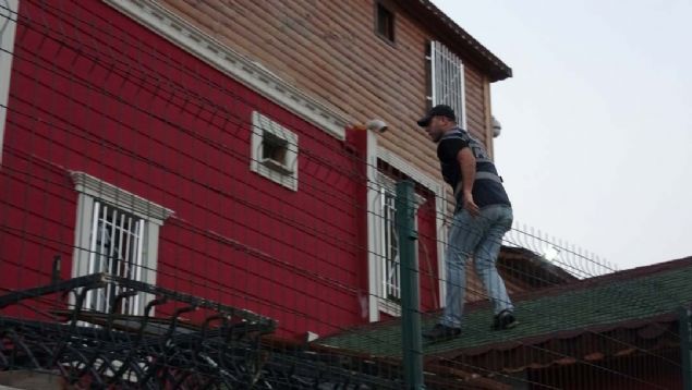 Polis ayrca A..'nin sevgilisi Y.A.'nn da bu iin iinde olduunu sevgilisine yardm ettiini tespit etti. 