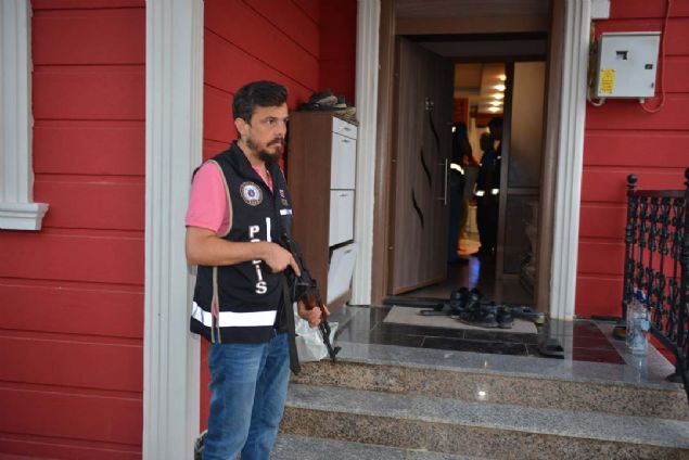 Bunun dnda evde 5 kpek daha olduu tespit edildi. Ancak bu kpeklerin bakm yasak kpekler listesine girmedii iin el konulmad.  