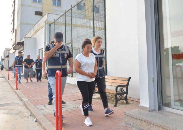 Polis eve ynelince pitbullar tepki verdi. Bunun zerine veteriner hekim giri kapsnn her iki tarafnda bulunan pitbullar etkisiz hale getirip ara iindeki kafese koydu.  