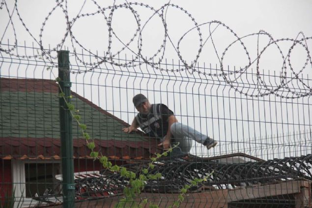 Adana Cumhuriyet Basavclnn yrtt soruturma kapsamnda 'Tefecilik, nitelikli dolandrclk ve resmi evrakta sahtecilik yapt' ne srlen 4' kadn 15 kii hakknda gzalt karar verildi.   