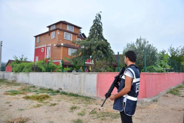 Polis bu ebekenin 100'den fazla emekli, dul ve yetim maa alan ancak maddi durumu olmayan ahslar ana drerek tefecilik yntemiyle para vereceini syleyip demeyi ise madurun kendi rzasyla maan zanllarn hesabna ynlendirmesini saladn, daha sonrada vadettii paray vermedii gibi bir srede maalar ekmeye devam ederek yaklak 8 milyon lira gelir elde ettiklerini saptad. 