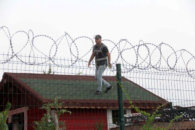 Ayrca zanllarn bunu yaparken evrakta sahtecilik yaptn da belirledi. Bu tespitlerin zerine polis zanllara ynelik Adana ve stanbul'da bugn afak vakti operasyon balatt.  