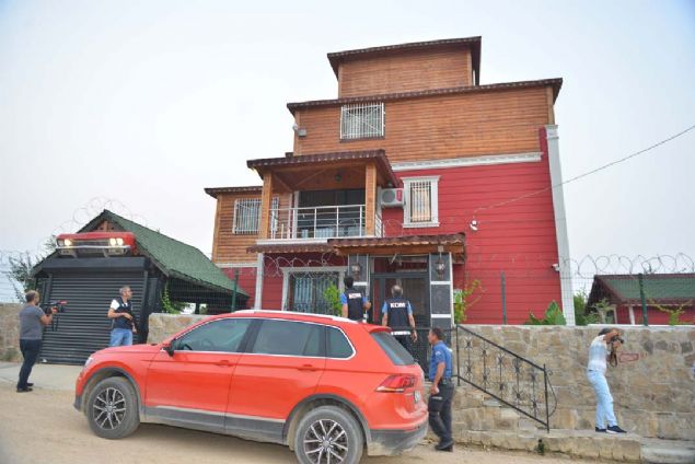 Yaplan takip sonucunda birbiriyle irtibatl olan liderliini ise M.Y.M. ile A..'nin yapt bir ebeke olduunu belirledi. 