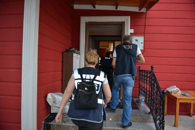 Daha sonrada evin arka tarafndan bulunan 3 pitbull da etkisiz hale getirilip arataki kafese konuldu.  