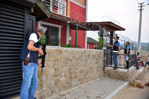 Adana Emniyet Mdrl Kaaklk ve Organize Sularla Mcadele ube Mdrl Mali Bro Amirlii ekipleri, bu bavuru zerine savclktan alnan teknik ve fiziki takip izniyle ahs takibe balad.  