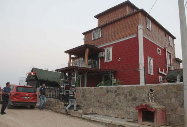 Adana'da emekli, dul ve yetim maa alanlar resmi evrakta sahtecilik yaparak dolandrd ve tefecilik yapt ne srlen 4' kadn 15 kiiye ynelik afak vakti operasyon yapld.   