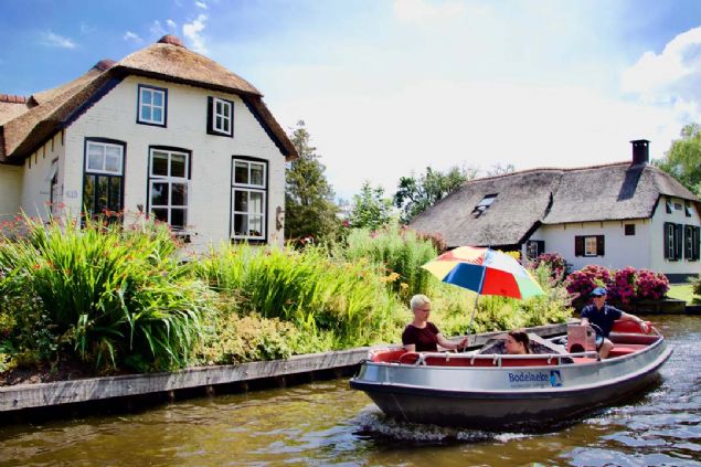Giethoorn yani keiboynuzu  <br><br>  Keiboynuzu anlamna gelen 'Giethoorn' kynn ilk yerleimcileri, blgeyi kefettiklerinde yzlerce keiboynuzu bulduklar iin kylerine bu ismi verdii ifade ediliyor. 