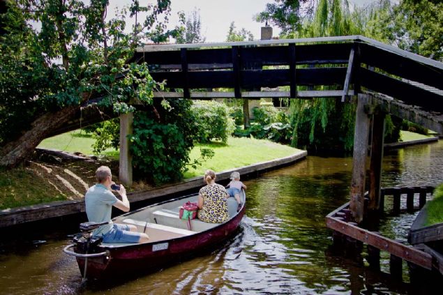 Arabann girmedii ve ulam iin ounlukla teknelerin kullanld kyde, kuzeyden gneye sadece yaya ve ayn zamanda bisiklet yolu olan tek bir dar yoldan gidilebiliyor. 
