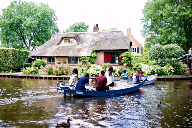 Hollanda'nn Overijssel eyaletinde yer alan Giethoorn ky, kanallar, yzlerce yllk tarihi evleri ve son yllarda artan turist younluuyla Venedik havasn talyaya gitmeden yaatyor.   