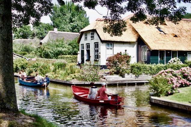 Her yl yz binlerce turistin ziyaret ettii, 176 tahta kprs, dar kanallar, tarihi evleri, yemyeil doas ve rengarenk iekleriyle adeta masallar andran ky, en ok iinden geen kanallar, tekneleri ve hobbit kyn andran evleriyle biliniyor.   