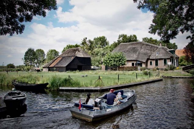 ok sayda turistin mze zannettii ancak iinde yerel halkn yaad evlerin ou adalar zerinde bulunurken, evlere, sahiplerine ait tahta kprlerden ulalabiliyor.   