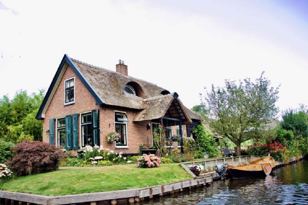 Rutin olarak evin yan kaps kullanlrken n kaps ise sadece evlenirken ieriye girmek ve ldkten sonra da cenazeyi darya karmak iin kullanlyor. 