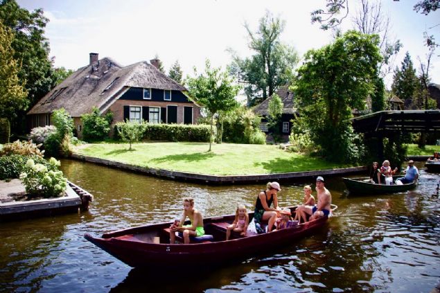'Hollanda'nn Venedik'i olarak nitelendirilen Giethoorn ky, Orta a'dan kalma tarihi dokusu ve kanallaryla Venedik'i andryor.    