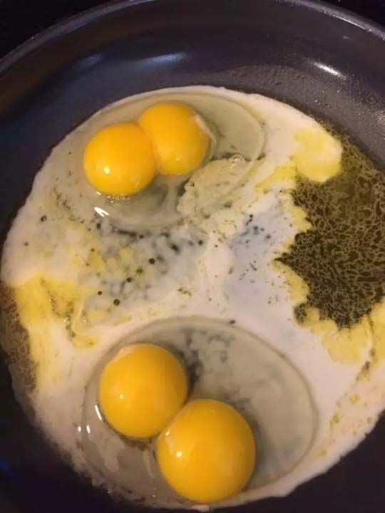 7. Art arda iki �ift sar�l� yumurtay� bulan bir ki�i.  