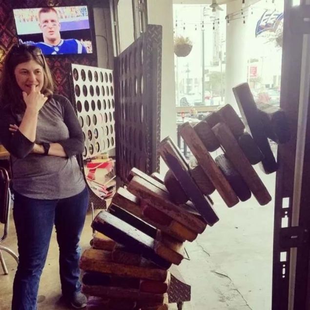 14. Tamamen y�k�lmay�p yana do�ru devrilen Jenga kulesi.  