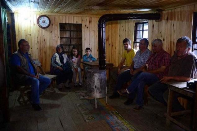 Gemite kahvehanede ekmek, peynir gibi gda rnleri de sattklarn belirten Koyun, imdi yayla yolunu kullananlarn burada ay molas verdiini dile getirdi.    