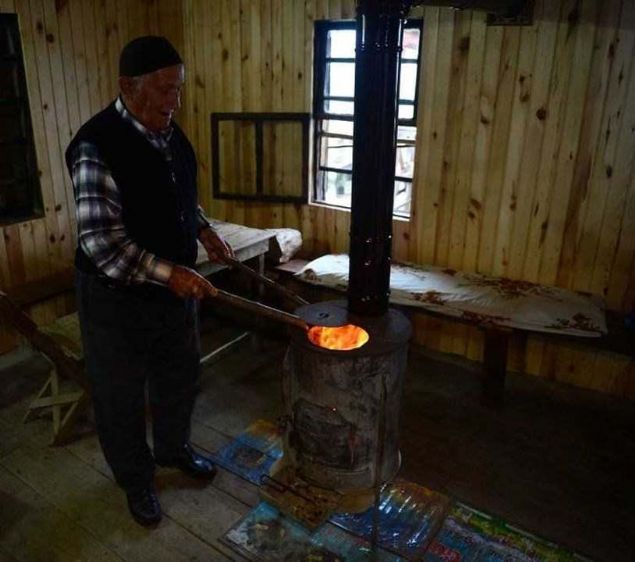 Eski yaps nedeniyle insanlarn kahvehanesine ilgi gsterdiini anlatan Koyun, 'Eski yapda gzel bir havas olduu iin burada ay imek insanlarn houna gidiyor. Yksekte olduu iin yayla gibi de havas var' dedi.    