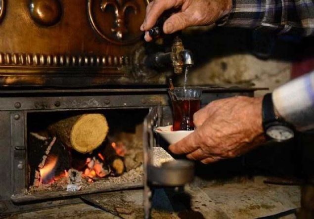 'ODUN ATENDE DEMLENEN AYI EN TADINI UNUTMAZ'  <br><br>  Koyun, kahvehanede ay odun ateinde demlediini de vurgulayarak, 'Tp kullanmyorum. Odun ateinde demlenen ayn tad farkl olur.  