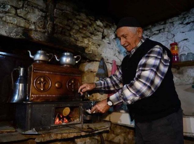 Ate, aya daha gzel tat verir. Doal kaynak suyu kullanyorum, o da aya gzel tat veriyor. Burada ay ien tadn unutmaz. diye konutu.  
