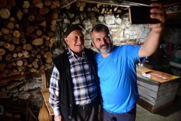 Kahveye srf fotoraf ekmek iin gelenlerin bulunduunu da anlatan Koyun, 'Ellerinde fotoraf makineleriyle gruplar halinde geliyorlar. Ben ay dolduruyorum, kazana odun atyorum, onlar da ekiyor' dedi.  