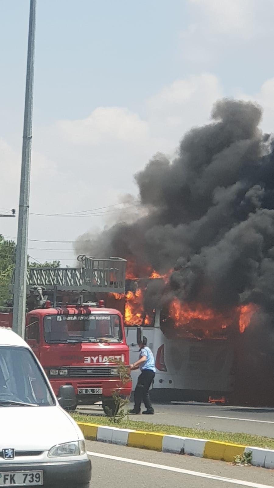 Balkesir- Edremit karayolu zerindeki vrin'de ilesinin krsal Gkeyaz Mahallesi yaknlarnda bir yolcu otobsnde saat 14.00 sralarnda yangn kt.     