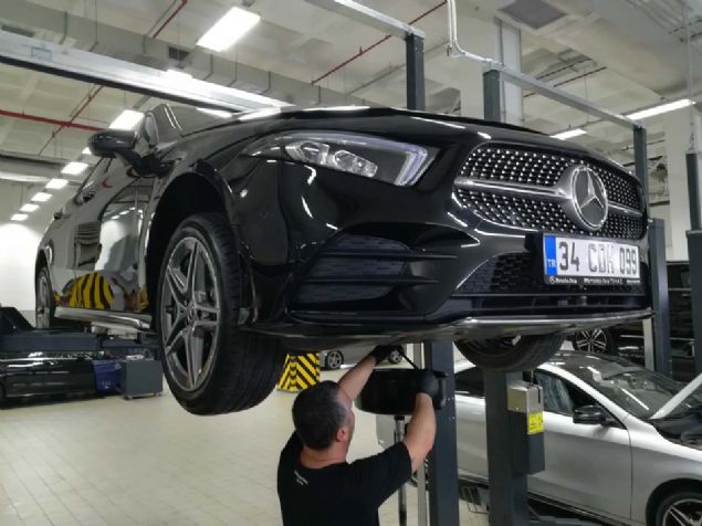 Arkasndan liftte bulunan otomobilin motor ya boaltld.  