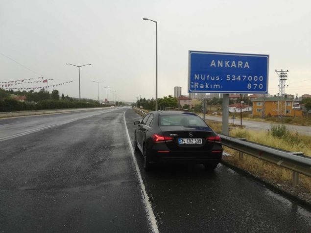 Yasal sebeplerden otomobilin renme yetisinin olmadn syleyen Mercedes yetkilisi, sk kullanlanlarn sorulabildiini ama stanbul'da iken zmir'in hava durumunu sormak gibi internete balanma gerektiren fonksiyonlarn almasnn imdilik olmadn belirtti.            