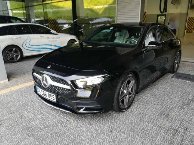 Mercedes yetkilisi, sesli komut sorunlaryla alakal yardm iin nemli bir bilgiyi daha paylat.  <br><br>  Yetkilinin 'Mercedes yardm' szne cevap veren otomobil, 'Ara fonksiyonlar yardm' dendii zaman hangi sesli komutlarn aktif olduunu bize aktard.    