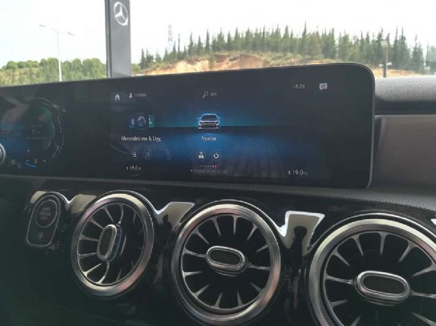 Mercedes'in 'Radyoyu kapat' komutu yerine medyann sesinin kslmas fonksiyonunun kullanldn belirten yetkili, radyo kanallarnn sesle kontroln test aracnda gsterdi. Ara, bu noktada Mercedes yetkilisinin talimatlarna uyum salad.  