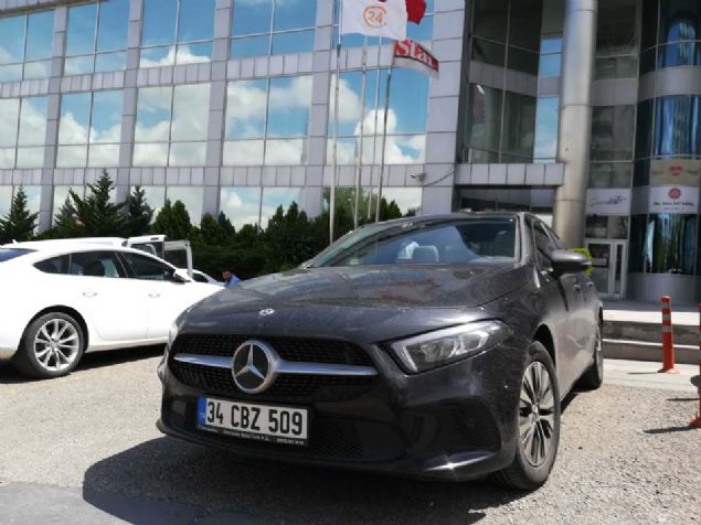 Otomobilin iinde test srmz srasnda 'Her Mercedes dendiinde lafa atlyor' szlerimizi yorumlayan Mercedes yetkilileri, bu sistemin devre d braklabildiini sylediler.              