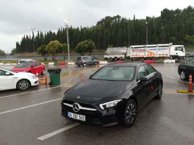 Bu noktada belli komutlar olduu bilgisini veren Mercedes yetkilisi, otomobilin renme yetisinin kaybolmas sonucu (internet balants kesildii iin) hlihazrda tanml olan komutlarn kullanlmas gerektiini syledi.       