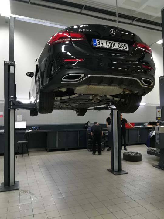 Arkasndan daha 15.000 km'ye gelmemi olsa da benzinli, runflat lastikli Mercedes A Sedan test otomobilinin ilk servisinde neler yapldn grntledik.  