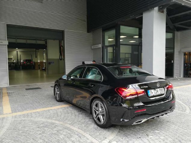 Mercedes A Sedan ile yaptmz yol testinden sonra Trkiye'de belki ilk defa bu otomobilin ilk bakmn da dn biz yaptrdk.   <br><br>  Servis ncesi bulutuumuz Mercedes yetkililerine nce sosyal medyadan gelen sorular, sonra ilk servis srasnda yaplan bakmlar bir bir sorduk.  <br><br>  Bu sorulara cevaplar srasnda Almanya'da sesli komut sisteminin gncellenmekte olduu bilgisini aldk.            