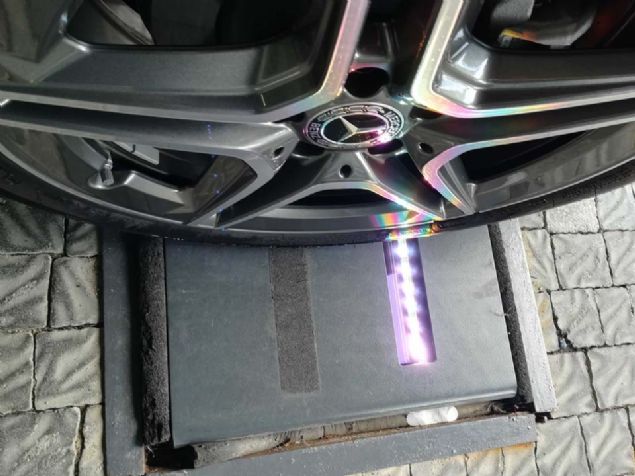 Bu 20 dakika ierisinde nce otomobilin giriinde zel bir okuyucu marifetiyle lastiklerin kontrol edildiini grdk.  