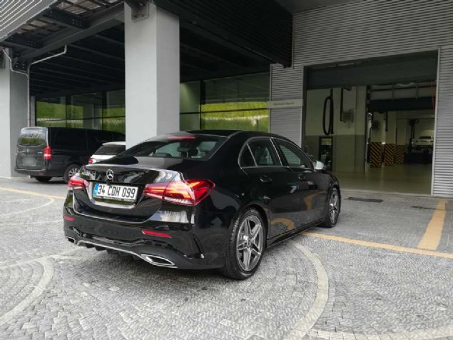 Mercedes yetkilileri ile stanbul'da bir yetkili serviste bulutuk.  <br><br>  rn hakknda lastik tercihleri ve kampanyalar hakknda sorular ynelttik.          