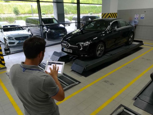 Servis alanna gelen mterinin Mercedes A Sedan'n ilk tesliminin 20 dakika srd bilgisi verildi.   