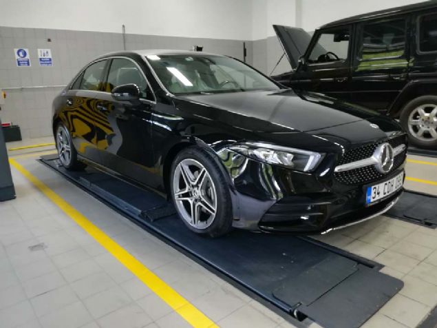 Mercedes yetkililerinin anlatmndan, runflat lastiin patlama sonras tamir noktasna kadar verdii ulam mesafesi nedeniyle tercih edildii sonucu ortaya kt.           